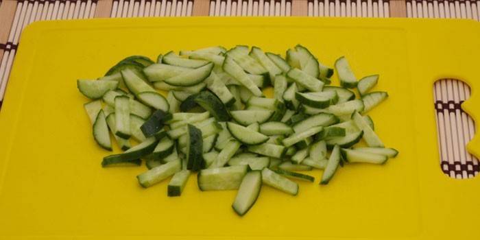 Tranches de concombres frais sur une planche à découper
