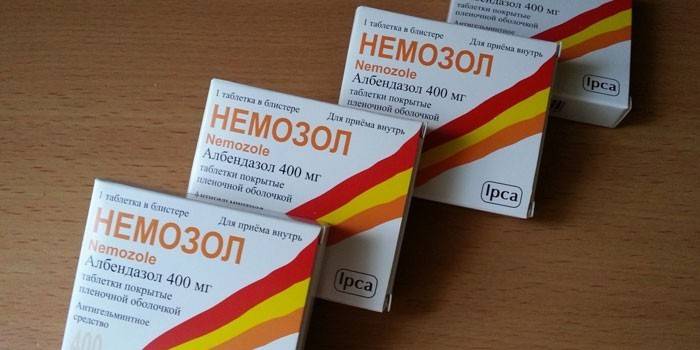 Nemozole-tabletit pakkauksessa