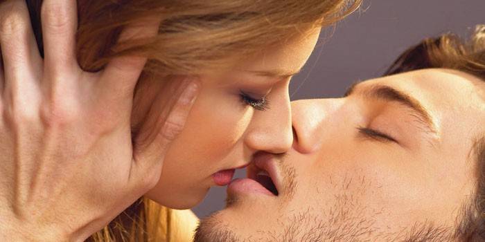 Femme et homme baiser