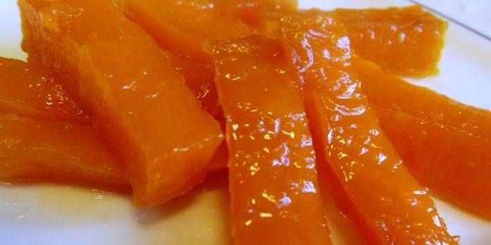 Geschnittener Kürbis glasiert im Zucker