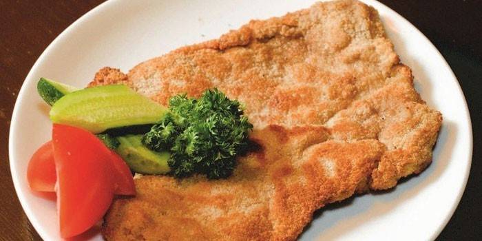 Schnitzel de porc la cuptor pe o farfurie