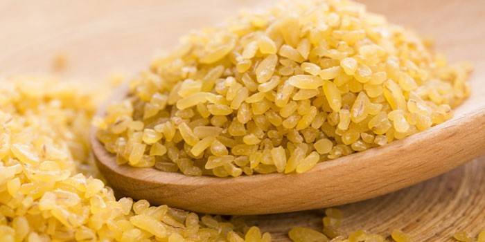 Hố Bulgur trong một cái muỗng gỗ