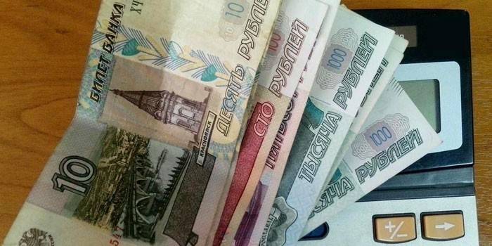 الأوراق النقدية وآلة حاسبة