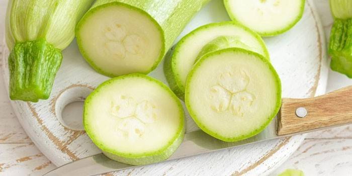Skivet zucchini på et skjærebrett