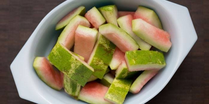 Cáscaras de sandía en un plato