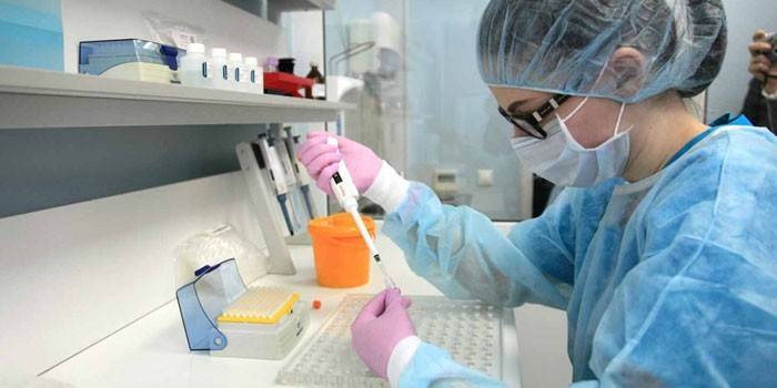Cô gái làm một phân tích về ureaplasma