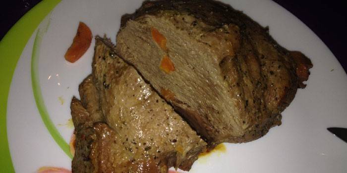 Carne de porco assada em uma multicozinha