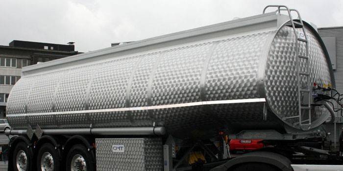 Camion citerne en acier