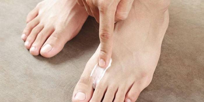 Thuốc mỡ chà xát ở chân