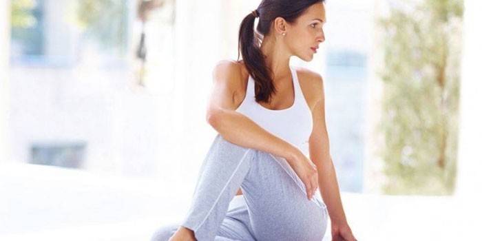 Chica realiza ejercicio bodyflex