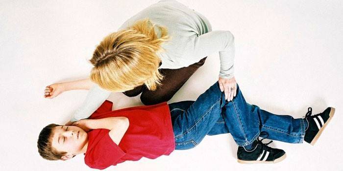 Cô gái giúp chàng trai bất tỉnh