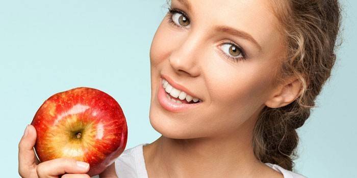 Mädchen hält einen Apfel in der Hand