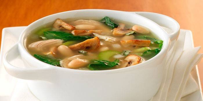 Bouillon de champignons dans une assiette