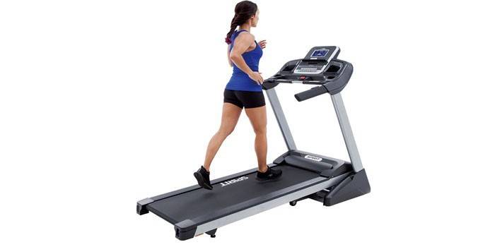 Menina no simulador Spirit Fitness XT285