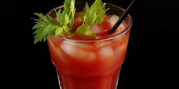 Bloody mary con ghiaccio