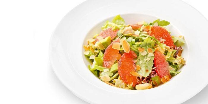 Aperitivo de aguacate, pollo y pomelo