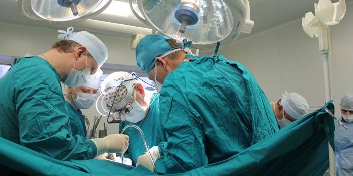 Doktorlar ameliyat yapar
