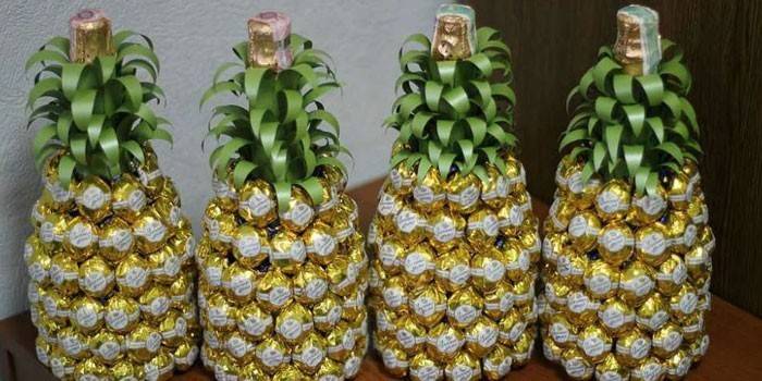 Ananas tehty makeisista ja samppanjasta