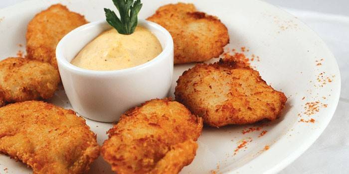 Gebratene Nuggets mit Sauce auf einem Teller
