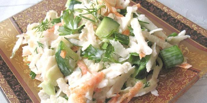 Insalata di cetrioli freschi con carote e cavolo rapa