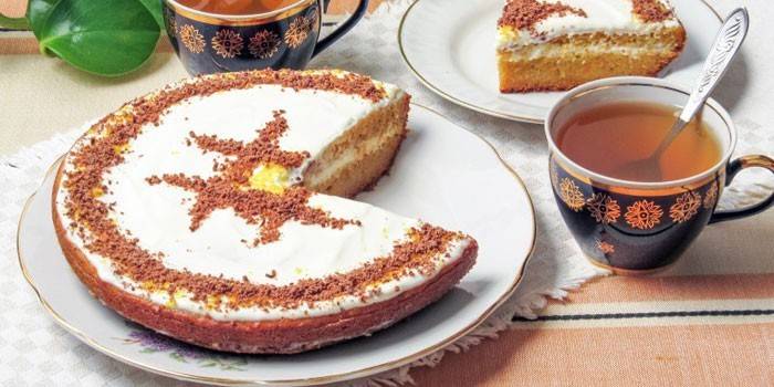 Szivacs sárgarépa torta tejföllel és egy csésze teával
