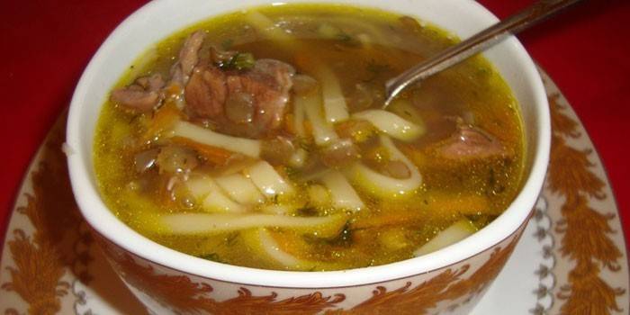 Rinderbrühe-Nudelsuppe