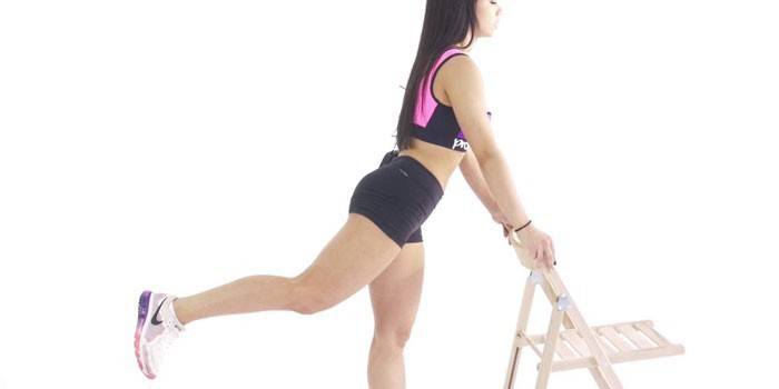 Một cô gái thực hiện một cú đá chân đu trở lại