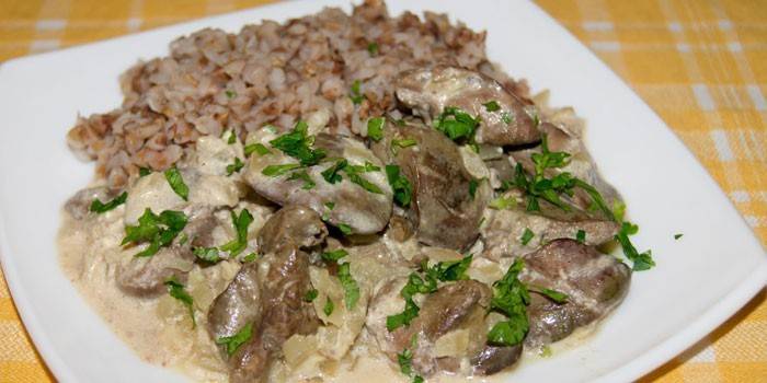Fetge en una salsa de crema agria amb blat sarraí en un plat