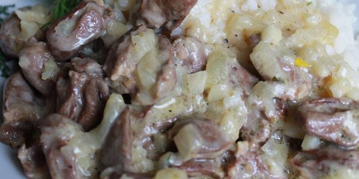 Hühnerherzen mit Zwiebeln