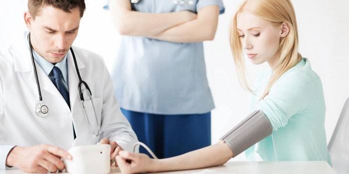 Doktor kızın baskısını ölçer