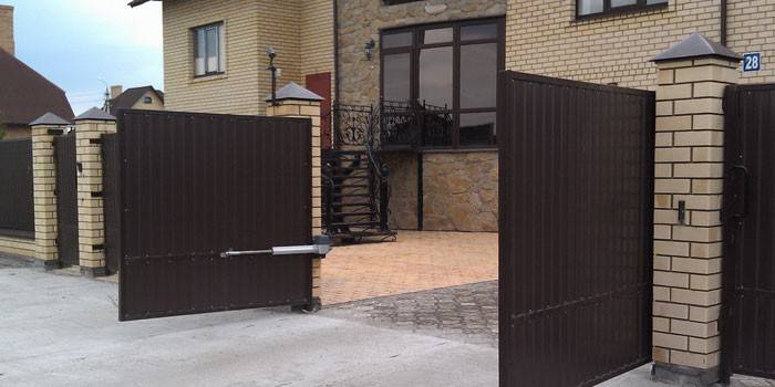 Swing automatic gates