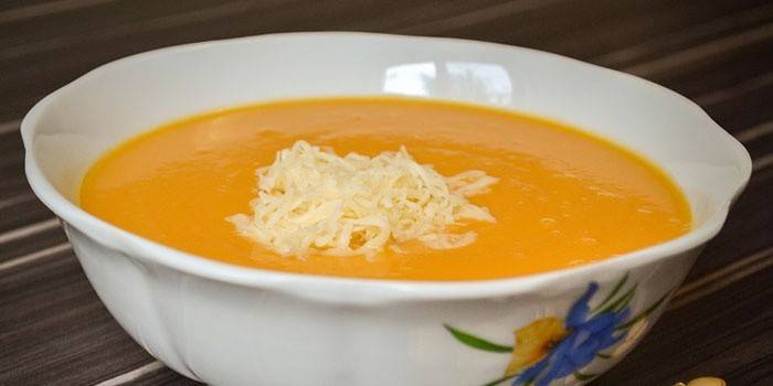 Kürbiscremesuppe mit Käse in einer Platte