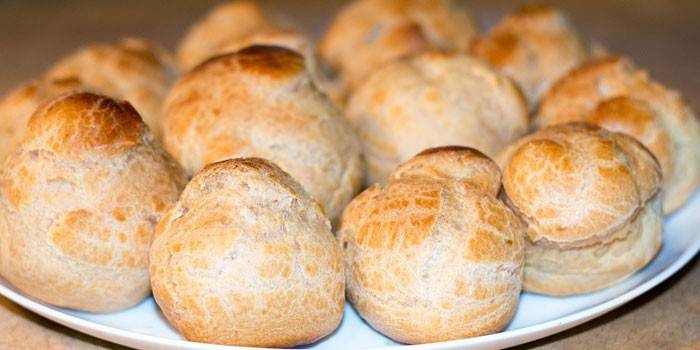 Profiteroles tự làm trên một tấm