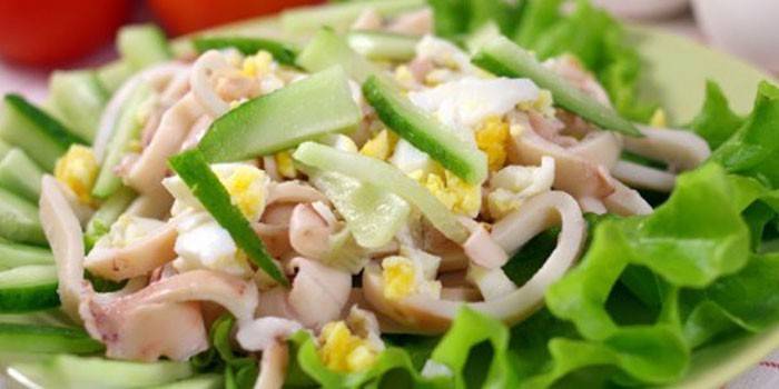 Insalata con cetrioli freschi e anelli di calamari