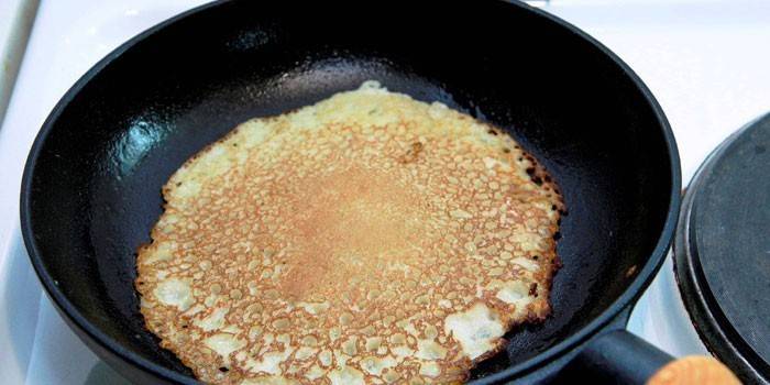 Pfannkuchen in einer Pfanne