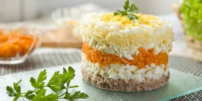 Ensalada de mimosa sobre vidrio