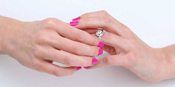 Người phụ nữ đeo nhẫn vào ngón tay