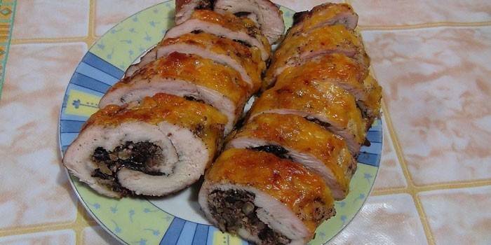 Rolos de filé de frango recheado com ameixas