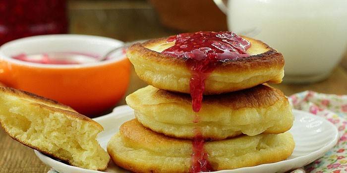 Gebratene Pfannkuchen mit Himbeermarmelade