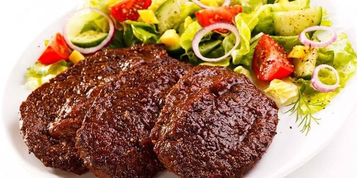 Costeletas de carne com legumes