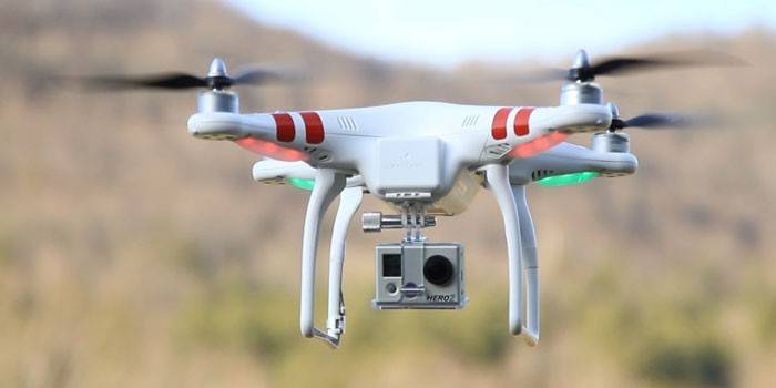 DJI Phantom 2 quadrocopter model under flyvning