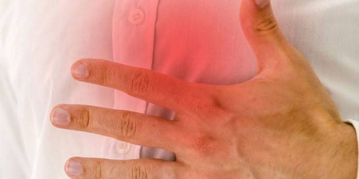 Đau ngực ở một người đàn ông