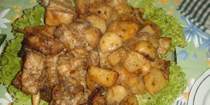 Viande au four avec pommes de terre