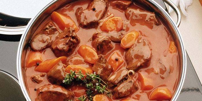 Porco assado e carne em molho espesso