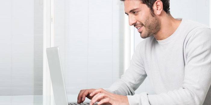 Homem, em, laptop