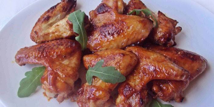 Asas de frango assado no mel e molho de soja