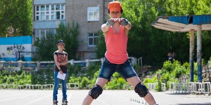 Mag-inline ng skating kasama ang tagapagturo