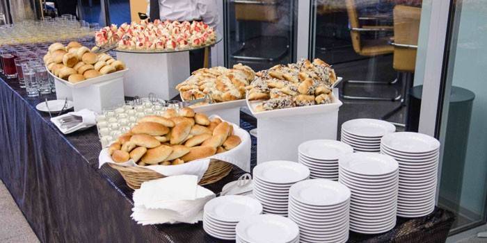 Tavolo da buffet con piatti e piatti pronti
