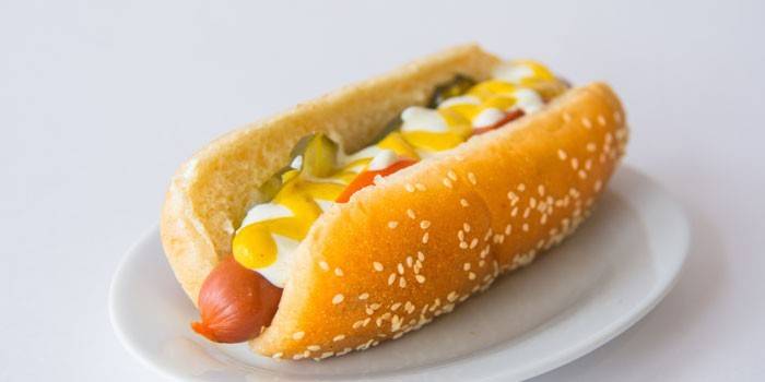 Hot dog với dưa chua trên đĩa