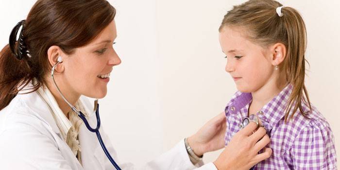 Bir doktor tarafından muayene edilen bir kız